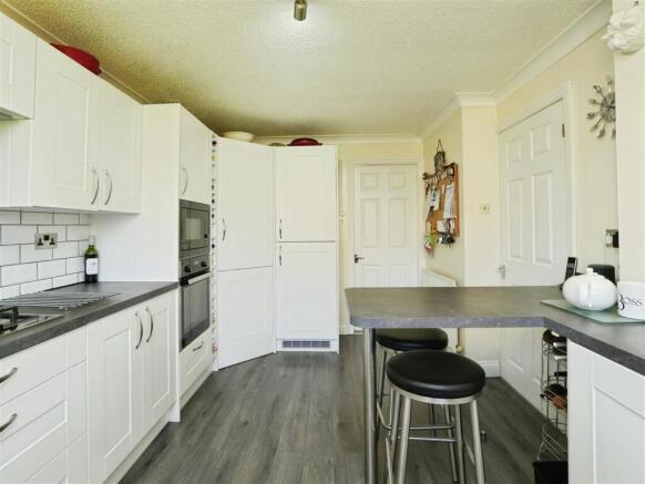 4 bed House for sale Image 8