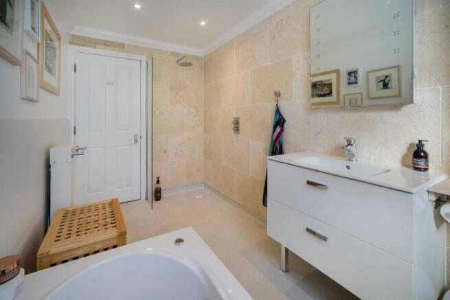 bathroom..jpeg