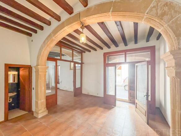 Property with great traditional charm in Pollensa, perfect for renovation and transformation into an elegant manor house with its own unique character.