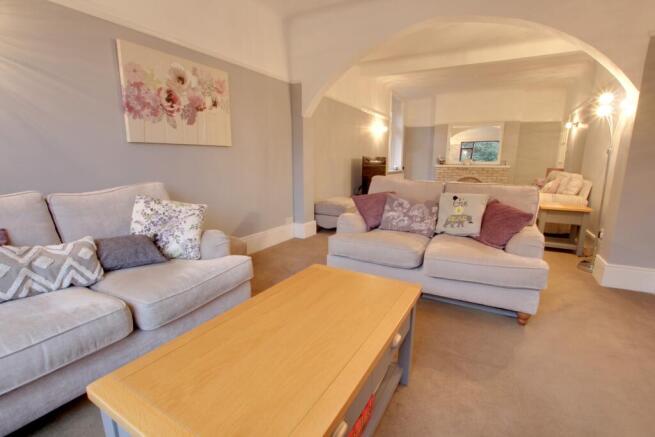 LOUNGE/SITTING ROOM