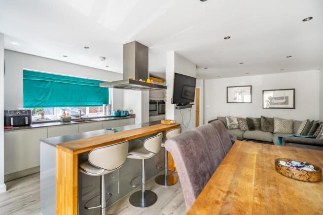 4 bed Detached for sale Image 7