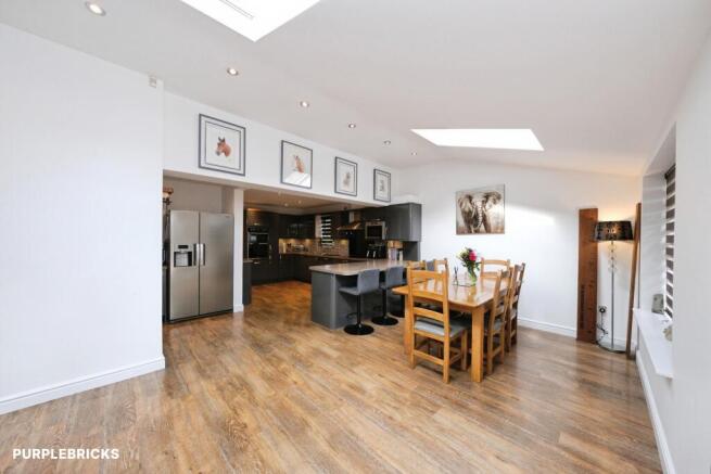 5 bed Detached for sale Image 10
