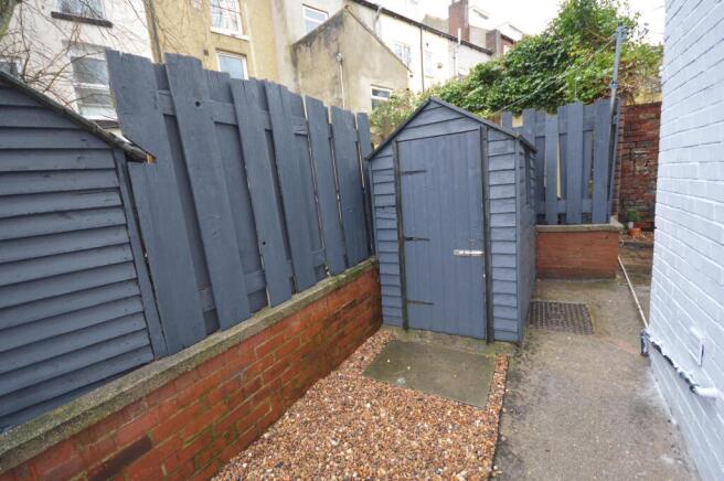 2 bed End of Terrace to rent Image 8