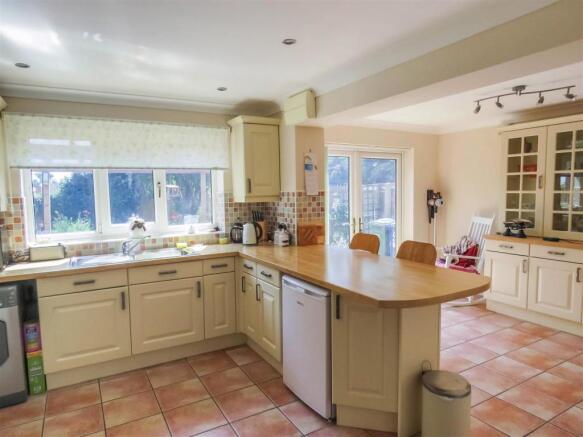 Kitchen 2.JPG