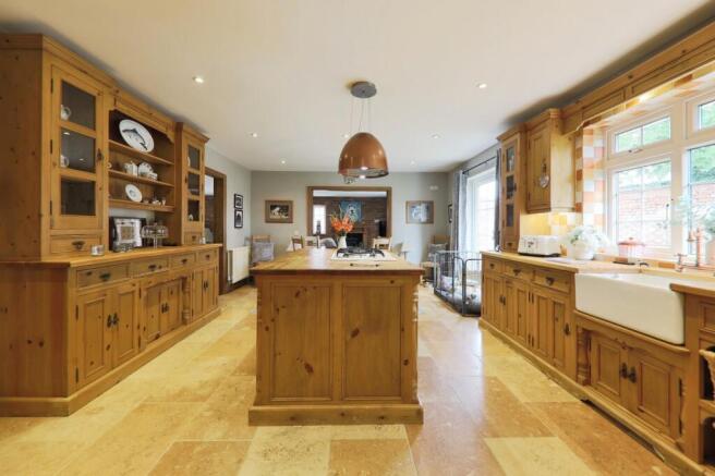 5 bed Detached for sale Image 8