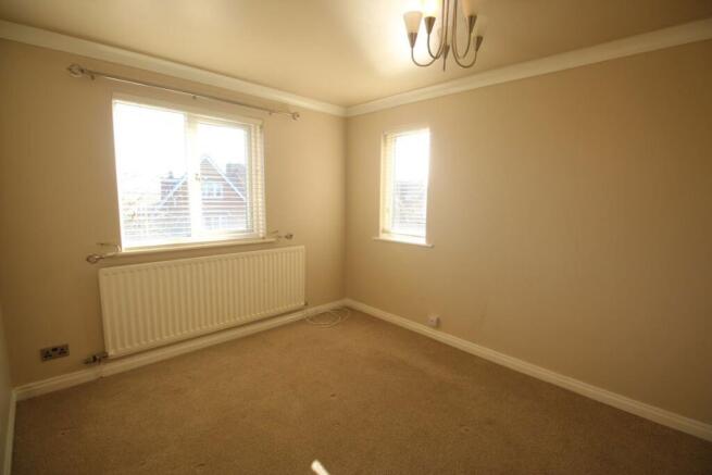 4 bed House to rent Image 11