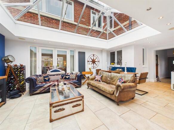 5 bed Detached for sale Image 9