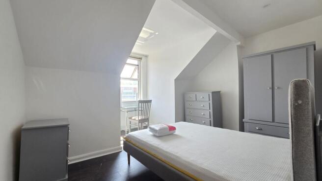 3 bed Apartment to rent Image 12