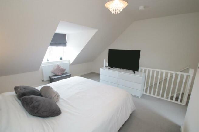 MAIN BEDROOM