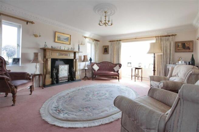 LOUNGE/DINING AREA