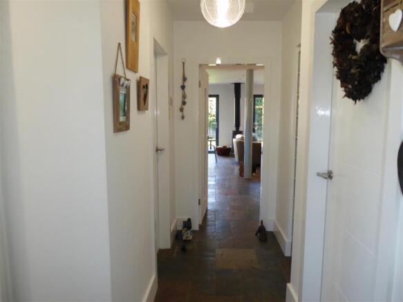 L SHAPED ENTRANCE HALL