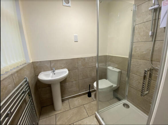 4 bed House to rent Image 7