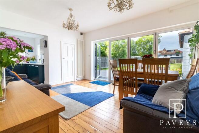 FAMILY & DINING ROOM