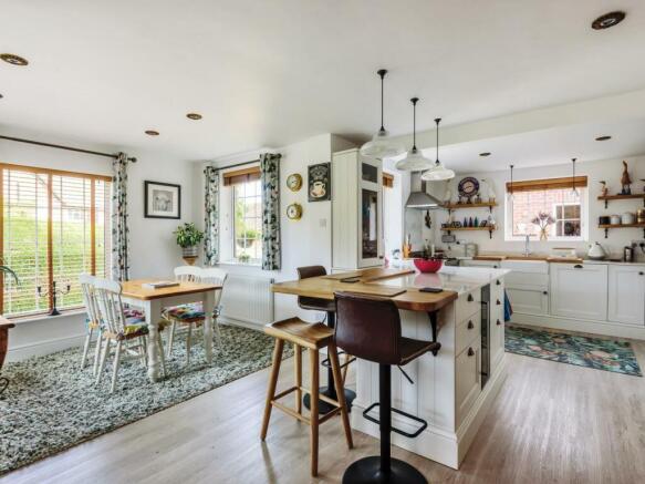 Kitchen / Dining Rm
