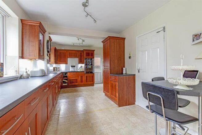 Kitchen/ Breakfast Room