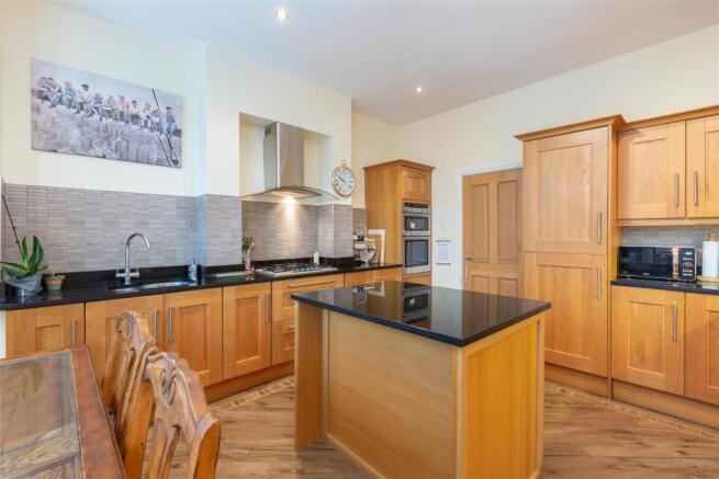 21a Queens Road - Kitchen (3).jpg