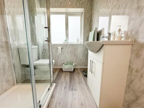 FAMILY SHOWER ROOM