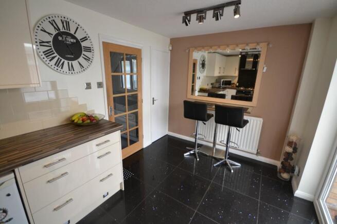 KITCHEN/SIDE DINING AREA