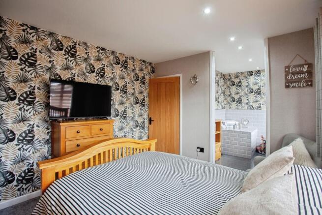 2 bed Semi-Detached for sale Image 8