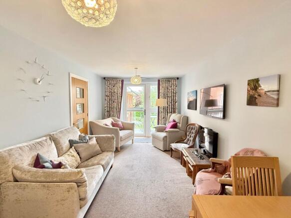 LOUNGE/DINING ROOM