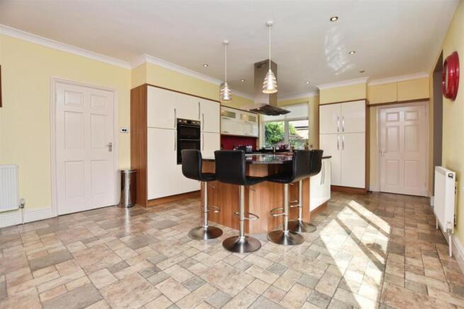 4 bed Detached for sale Image 11