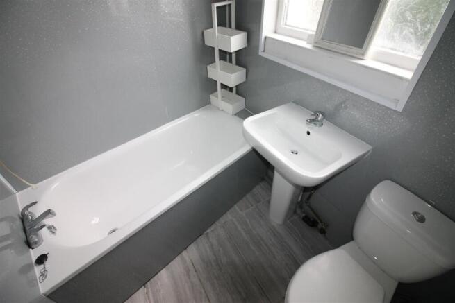 4 bed House to rent Image 4