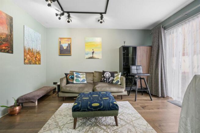 3 Linford Court, Appleton Square, Mitcham receptio