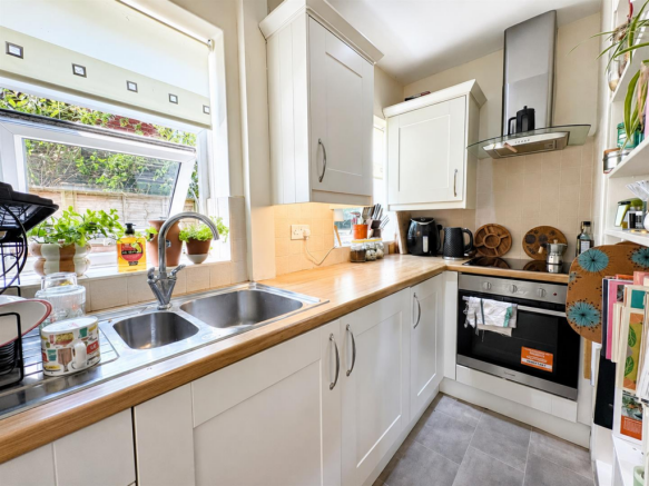 3 bed Semi-Detached for sale Image 6