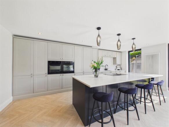 5 bed Detached for sale Image 8