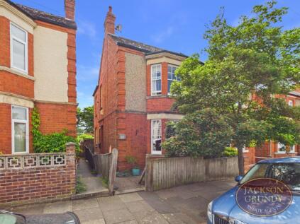 Clarence Avenue, Queens Park, NN2 6NZ