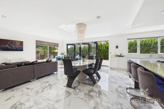6 bed Detached for sale Image 10