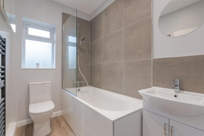 3 bed Semi-Detached Bungalow to rent Image 4