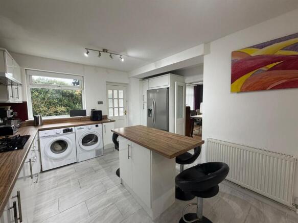 4 bed Detached for sale Image 6