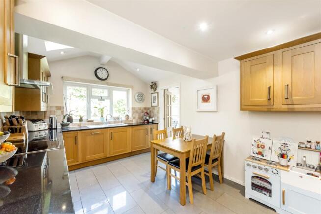5 Oaktree Close Kitchen.jpg