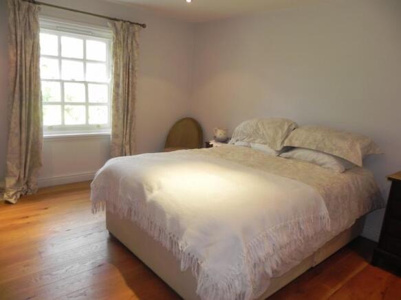 https://s3-eu-west-1.amazonaws.com/propertylab/allanmorris/property-images/standard/3742_Messuage House - Bedroom Three.JPG