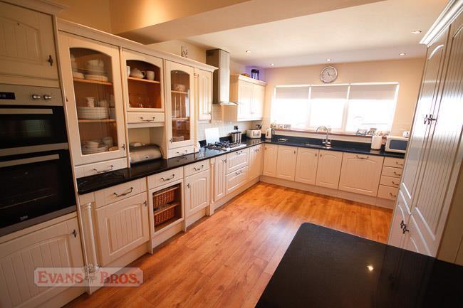 KITCHEN / BREAKFAST ROOM