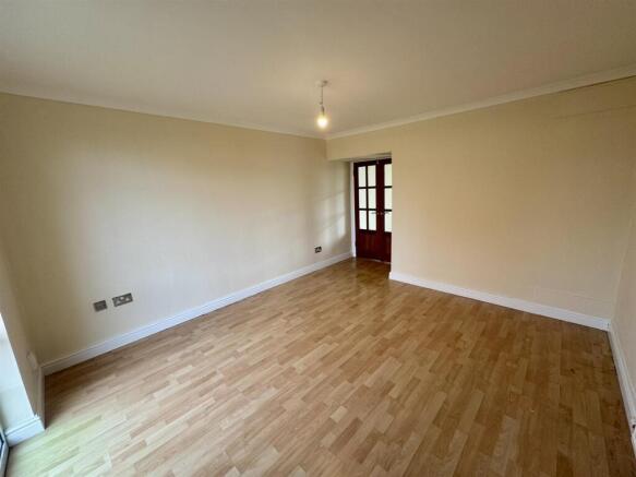 Living Room (1/2)