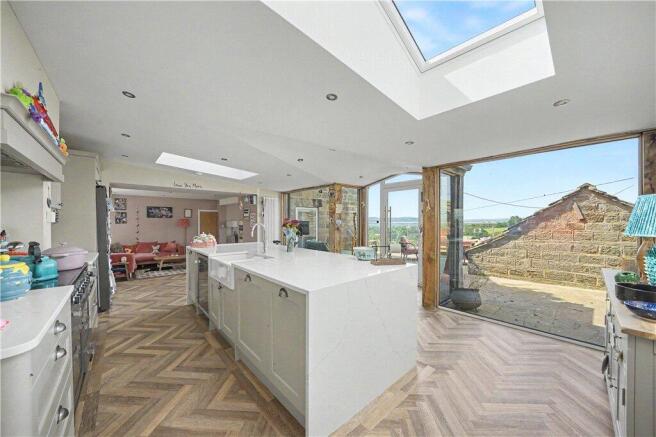 6 bed Detached for sale Image 5