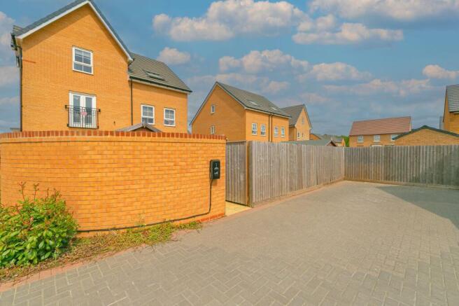 Lyme Grove, Brooklands, MK10 photo 4
