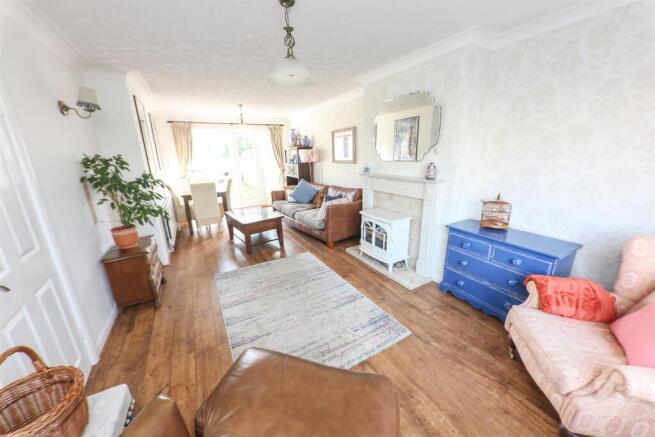 OPEN PLAN LOUNGE/DINING ROOM