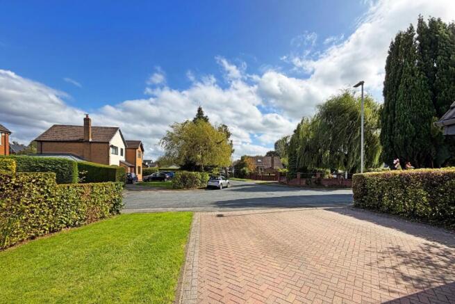 Winmarith Drive, Hale Barns photo 4