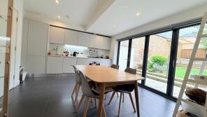 24, Barclay Oval, Woodford Green IG8 0PP