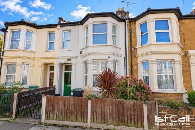 2-bed flat on Hillcrest Road, Southend-On-Sea, £199,950