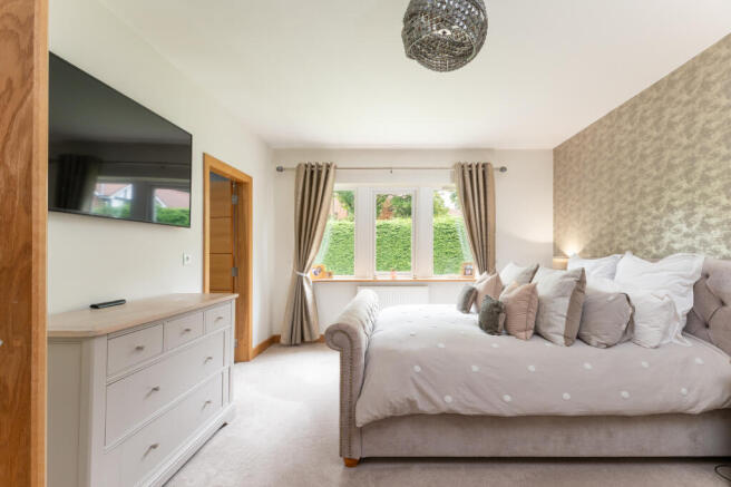 6 bed Detached for sale Image 11