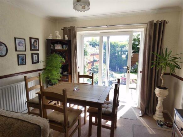 LOUNGE/DINING ROOM