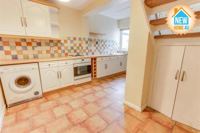 KITCHEN / BREAKFAST ROOM: