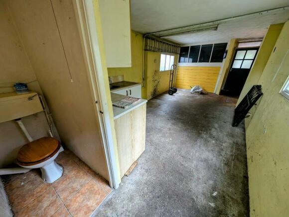 garage wc through.jpg