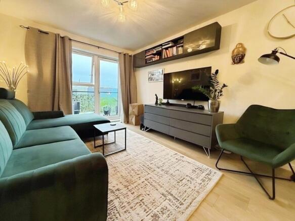 Paddock Close, Windsor, Berkshire photo 3