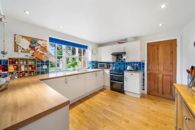KITCHEN/DINING ROOM