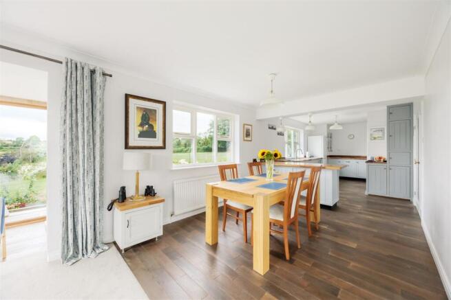 4 bed Bungalow for sale Image 9